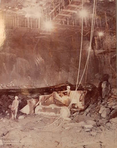 photo d'un banc avec deux ouvriers